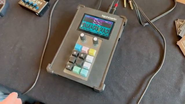 Wir wollten, dass es nur wenige Bedienelemente gibt, damit man im Moment mit sehr wenigen Knöpfen entscheiden kann, was man macht.