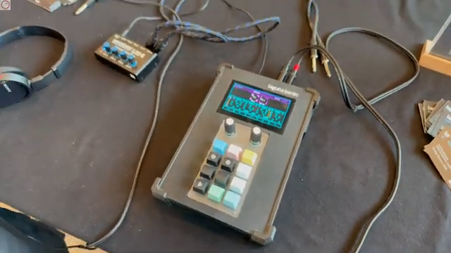 Wir nennen es eine Hyper-Groovebox, weil sie mehrere Versionen derselben Groovebox enthält.