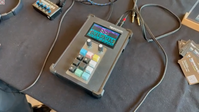 SYNTH ANATOMY entfesselt die Laguna Berlin: Die Groovebox, die andere Grooveboxen zum Frühstück frisst