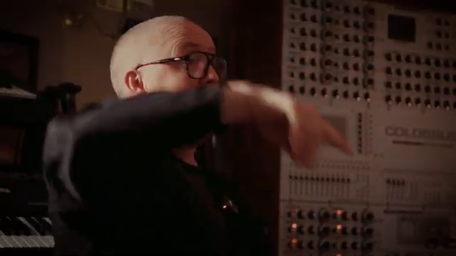 Jedes Gerät wird nicht als kalte Maschine vorgestellt, sondern als Gefäß, das die magnetische Resonanz der Welt einfängt.