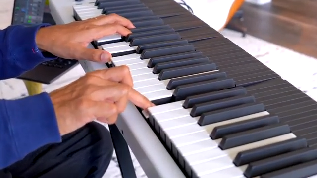 Du bekommst diese MPE-Tasten, die alles machen – von Biegen und Wackeln bis zum tiefsten Aftertouch, den du je gesehen hast.