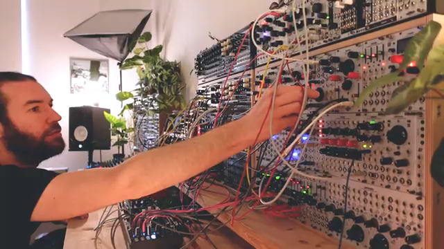 Die Freude, Musik physisch zu machen, das Erlebnis, Geräte zu kontrollieren und mit den eigenen Händen etwas zu formen.