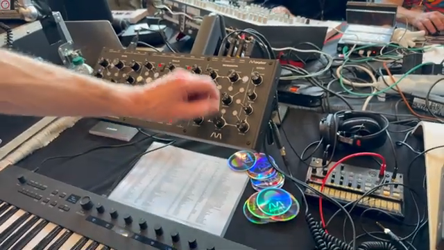 Es macht richtig coole Sachen, wenn man externes Audio reinschickt – nur heute leider nicht.