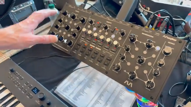 Du kannst hier deine Obertöne formen und dann in diesen BBD-Resonator schicken.