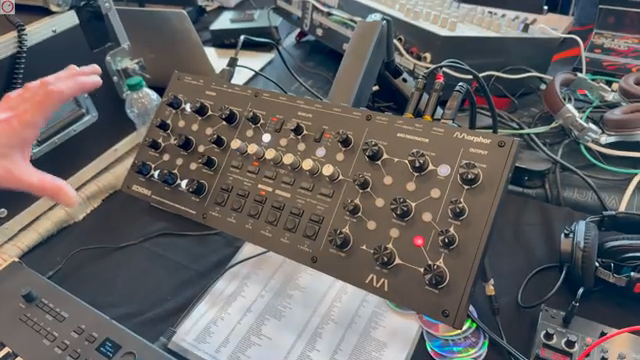 Es ist ein besonderes Konzept, denn es ist ein Physical-Modeling-Synthesizer, aber analog.