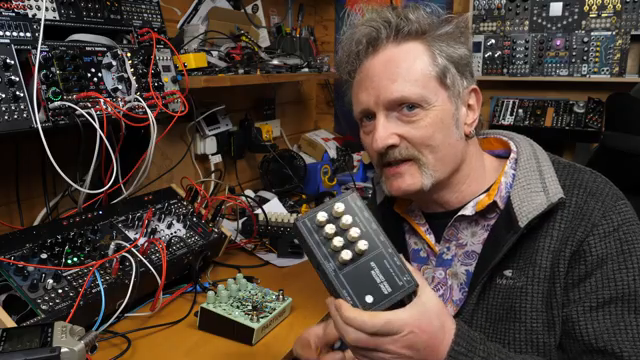 Es dreht tatsächlich Knöpfe. Das macht es mit diesen, diesen kleinen, wirklich Servos, siehst du das?