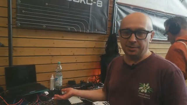 Es sind wie acht analoge Stimmen, die mit der Originalschaltung vom sowjetischen Formanta Polyvox Synthesizer aus den 80ern realisiert…