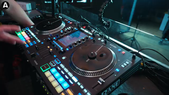 Es erlaubt dir, direkt am Gerät Stem Splitting zu machen. Das revolutioniert das DJing.
