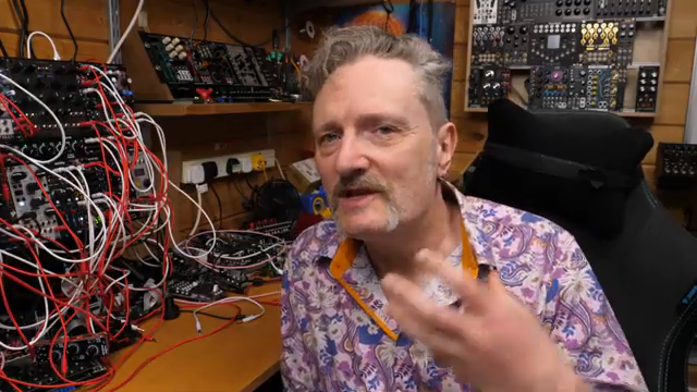 Es ist eine wunderschön einfache und elegant umgesetzte Idee: Man nimmt einfach eine 16-Spur-Tonbandmaschine, emuliert sie in Software –…