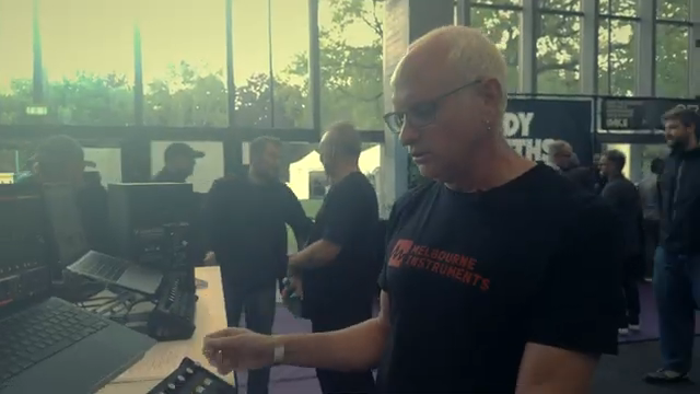 Er hat auch einen Motion Recorder, sodass du Bewegungen aufnehmen und dann in einer Schleife abspielen kannst.