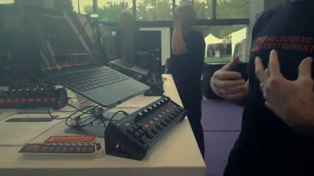 Es ist irgendwie wie ein kleiner Kumpel, der dir im Mix folgt.