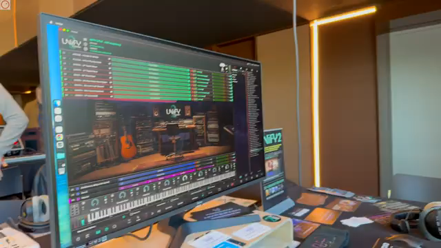 Es lässt dich all deine Plugins auf mehrere Layer laden und dann durch verschiedene Effekte schicken, MIDI-Effekte nutzen, sie verarbeiten…