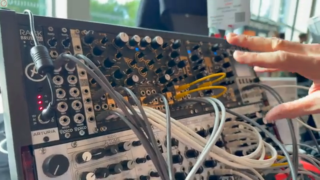 SYNTH ANATOMY taucht ein: Larix Elektro Origami – Westcoast-Wahnsinn auf der SynthFest France 2026