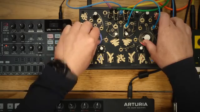 Eigentlich ist es eine ziemlich einfache Oberfläche mit massig visuellem Feedback, wie man an den LEDs in der Mitte sieht.