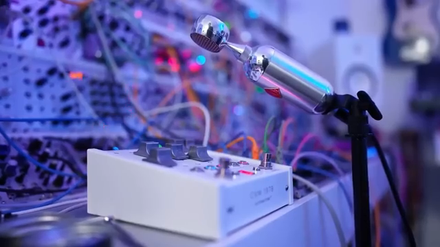 Diese Sounds kamen zustande, indem ich ein motorisiertes Gitarrenpedal durch sich selbst geschickt habe.
