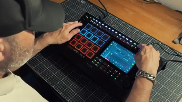 Wenn du einen virtuellen Button auf dem Bildschirm anklickst, ist das komplett anders, als wenn du einen Button direkt vor dir drückst.