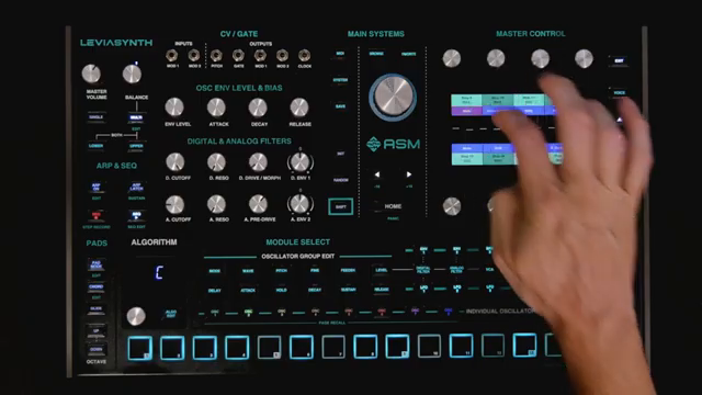 Es ist nicht nur ein einfacher Step-Sequencer, sondern kann Noten, Akkorde, Performance-Gesten und Makro-Bewegungen aufnehmen.