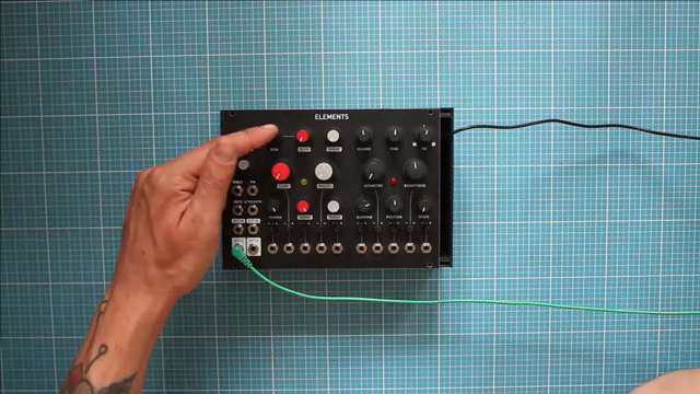 Dafür stellen wir das Contour-Envelope des VCA nach links, damit wir einen sustainigen Sound haben, und jetzt hören wir Bow.