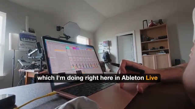 Ich habe eine Arbeitsweise gefunden, die dem kalten, modernen, minimalistischen Design von Ableton Live völlig widerspricht und mehr den…