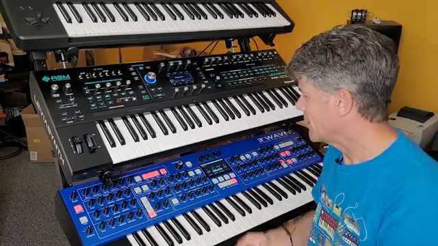 Das bin ich, wie ich mit ein paar dieser Synths herumspiele und dir zeige, was du mit den vier verschiedenen Parts hier machen kannst.