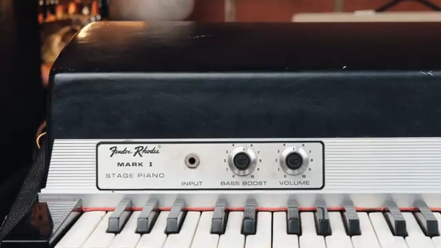 Es basiert sehr eng auf dem Mark I Rhodes-Design der 70er, das für viele als Höhepunkt der Rhodes-Geschichte gilt.
