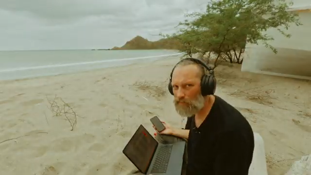 Wir haben diesen ganzen Track nur mit den Sounds gebaut, die wir gefunden haben – und Halian.