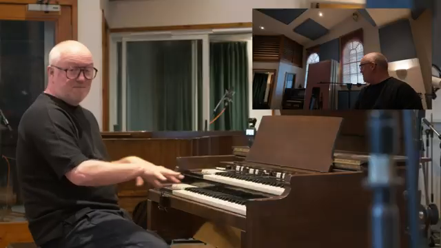 Ich merkte, dass er diese irren, groovenden Basslinien spielte, während er unglaubliche Improvisationen und Akkorde mit der linken Hand…