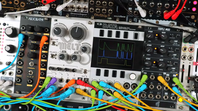 Jetzt haben wir einen richtig dynamischen, expressiven Sound mit zwei Ebenen: Hauptschläge mit längerem Decay und lauterem Output, und…