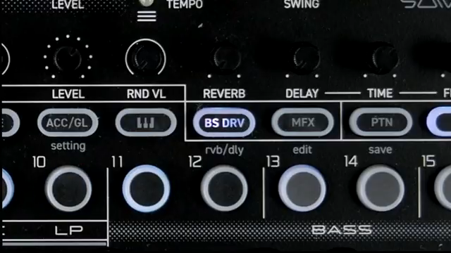 Es gibt eine Master-FX-Einheit, mit der du einen Phaser auswählen kannst, der dich aus jedem billigen DJ-Booth wirft.