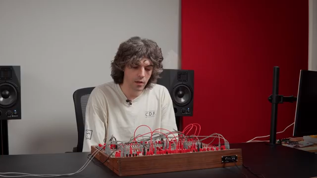 Das ist die Nutzung des eingebauten Oszillators auf Audio-Rate, um die Delay-Zeiten der Taps zu modulieren.