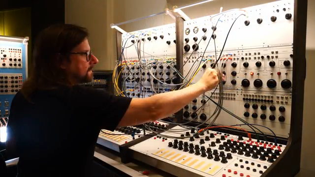 HAINBACH und die klanglichen Zeitmaschinen: Buchla Modulars durch Nebel und Erinnerung