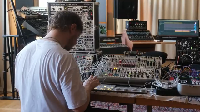 Ich benutze den modularen Synthesizer hauptsächlich, um Menschen emotional zu berühren – und auch mich selbst.