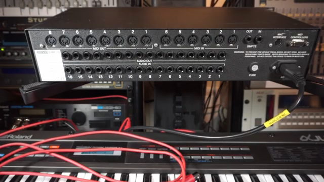Hinten an einer Patchbay gibt es viele MIDI-Ins und viele MIDI-Outs.
