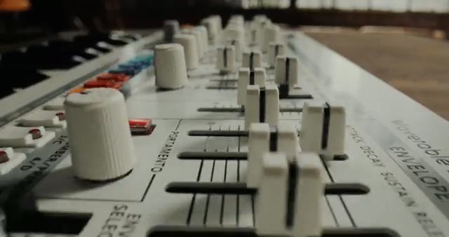 Mit reichhaltigen, sich entwickelnden Wavetable-Texturen und analogen Modellfiltern mit viel Charakter.