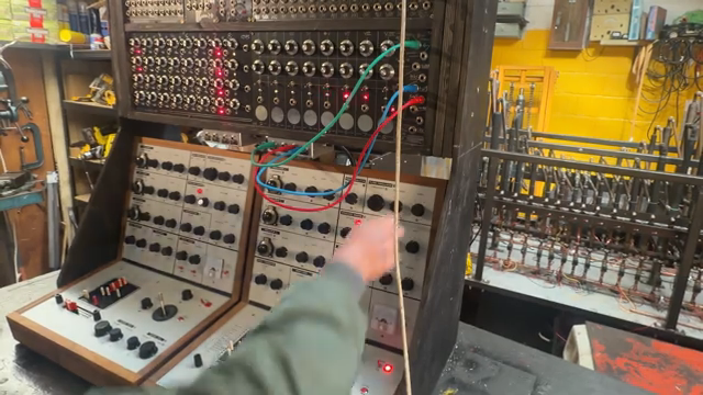 Ich lasse den dritten Oszillator als Drone laufen, damit er unten drunter halbwegs stimmt.