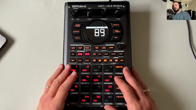 Bei diesem Live-Set will ich wirklich mehr über die Übergänge nachdenken, statt einfach nur einen fetten Reverb-Schwung zu machen und dann…